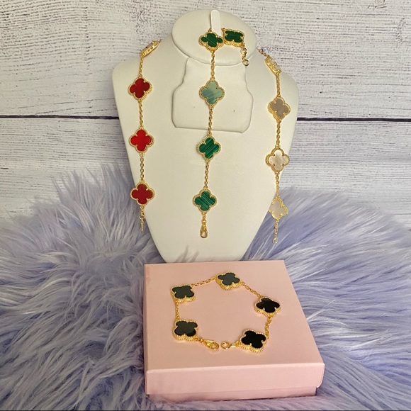 Four Leaf Clover Bracelet in Gold Finish - Picture 2 of 7